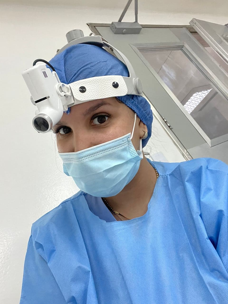 Profesional de salud usando fronto luz Nova Medics en área clínica