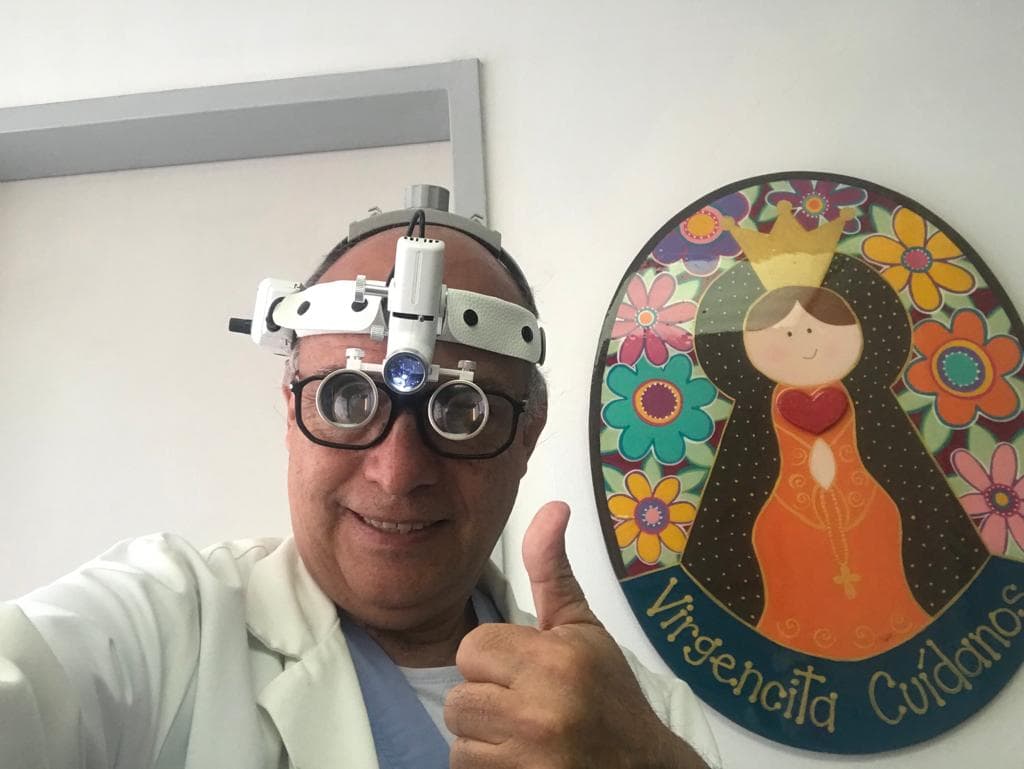 Médico usando fronto luz con lupa opcional