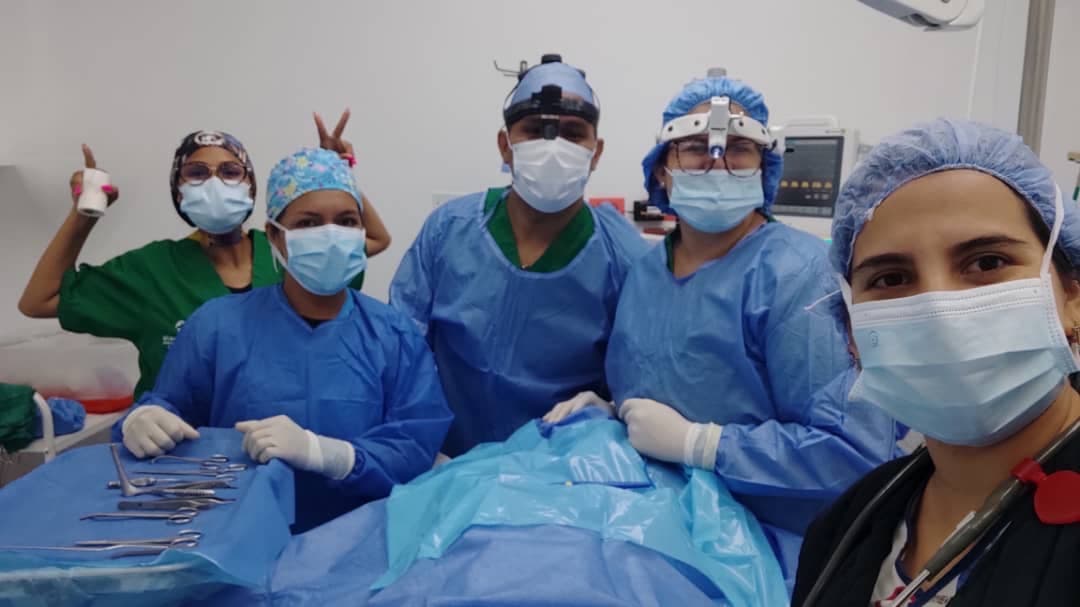Equipo clínico usando fronto luz Nova Medics