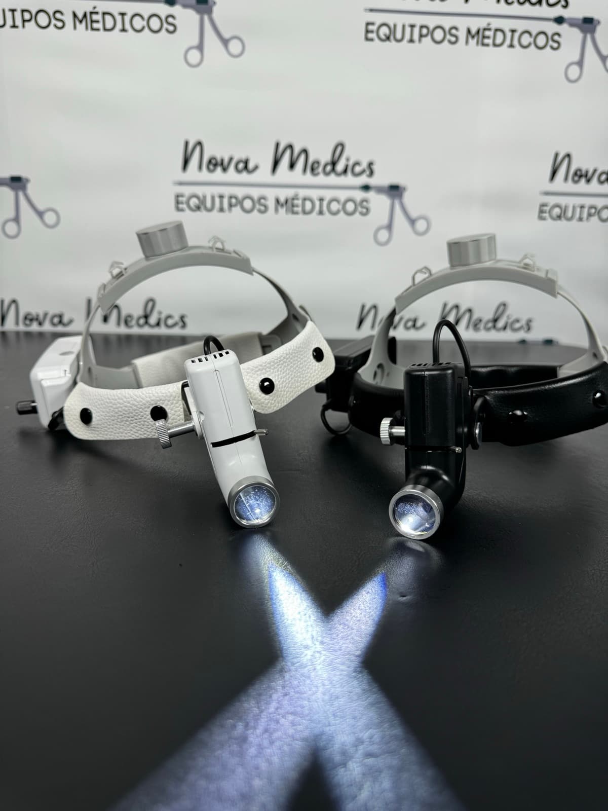 Fronto luz LED Nova Medics encendida con haz de luz visible